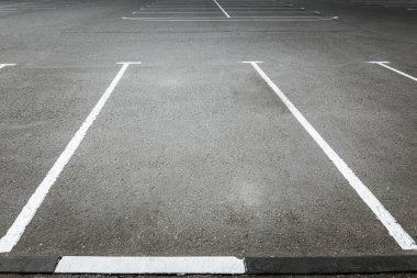 Ticaret merkezinin yakınındaki boş otoparkların kapanışı