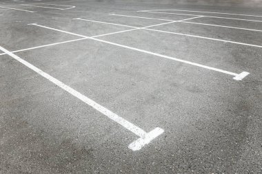 Ticaret merkezinin yakınındaki boş otoparkların kapanışı