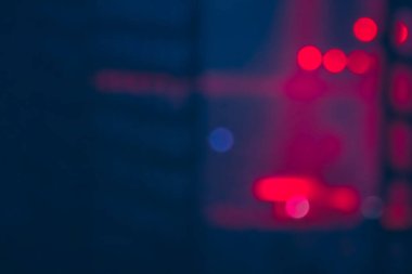 Gece kulübünde odaksız ışıklar ve dekorasyonlar