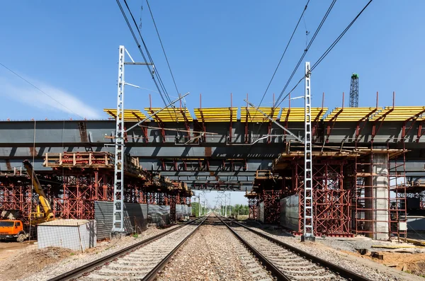 鉄道の下で跨線橋します。 — ストック写真