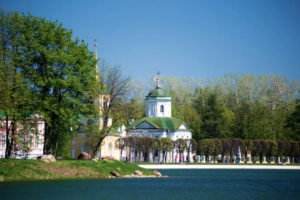 Kuskovo Kirche und Glockenturm — Stockfoto