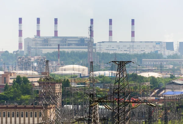 Linii elektrycznych i rur — Zdjęcie stockowe