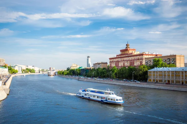 Cruise boot over de Moskou rivier — Stockfoto