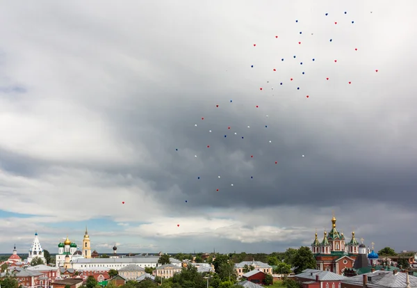 The cityscape of the Kolomna Kremlin on the sky background with — Stock Photo, Image