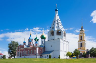 Kolomna Kremlin kiliselerde gökyüzü arka plan üzerinde