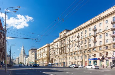 Kırmızı kapı bina