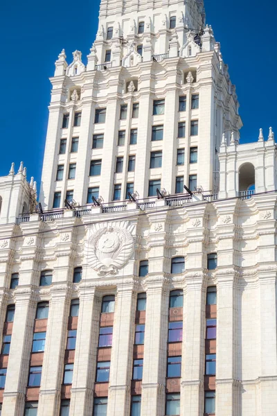 Edificio cancello rosso — Foto Stock