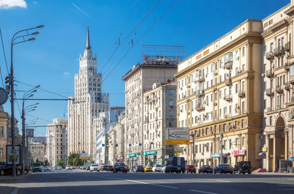 Edificio cancello rosso — Foto Stock