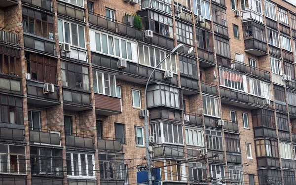 Antiguo edificio de apartamentos — Foto de Stock