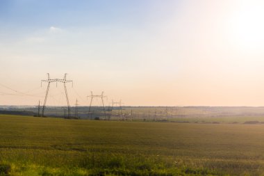 Gün batımında elektrik hatları
