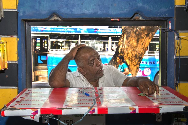 Homem esperando na loja de alimentos — Fotografia de Stock