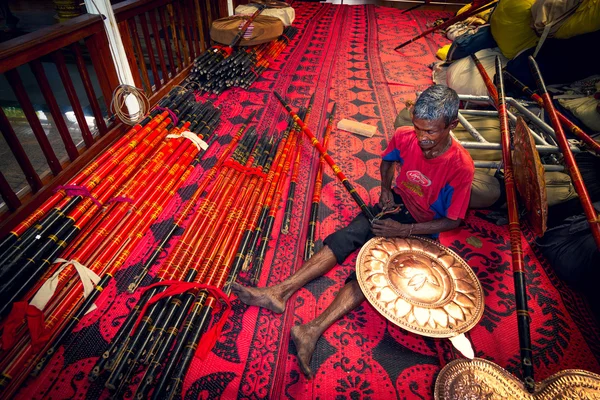 Homme préparant des accessoires religieux pour Perahera — Photo