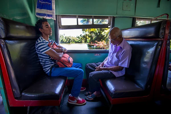 Passengers on a train near Colombo — Stock Photo, Image