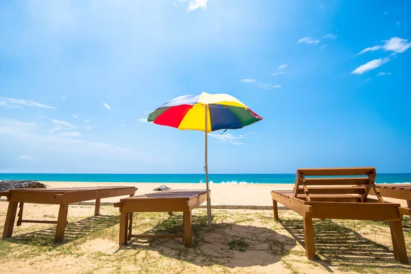 Kleurrijke parasol op het strand Rechtenvrije Stockfoto's