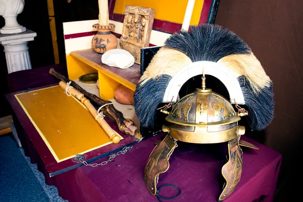 Rijke Romeinse helm op Bureau — Stockfoto