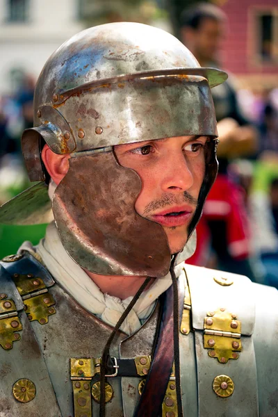 Římský voják s přilbou zblízka portrétní — Stock fotografie