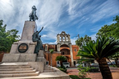 Koloni arka planda bina ile Zona Colonial, Parque Duarte Santo Domingo eski bölümü adı