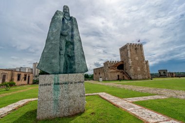 Önünde eski bölümü Santo Domingo, Dominik Cumhuriyeti, kale Gonzalo Fernandez de Oviedo heykeli