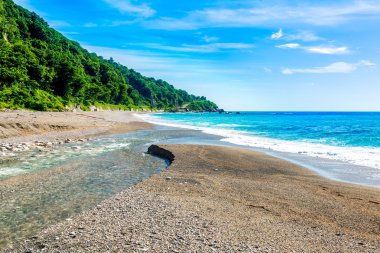 Denizin üzerinde Playa Sana Rafael Beach, Barahona, Dominik Cumhuriyeti için Nehri'nin ağzında
