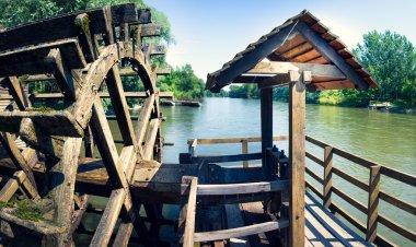 Verzej, Slovenya, turistik nehirde Mura geleneksel eski nehir değirmen