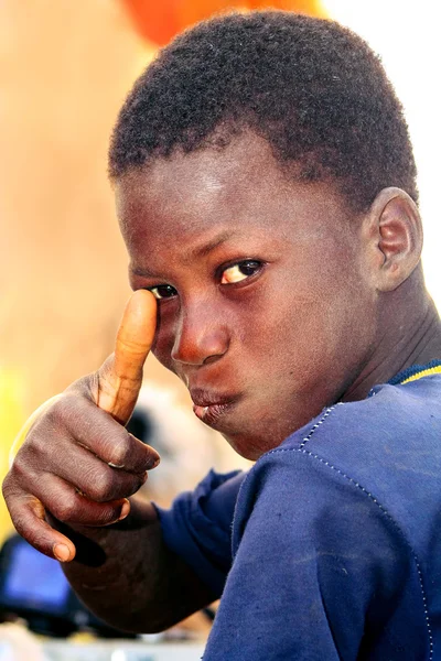 Portret of a Senegal child, saluting — Stock Photo, Image