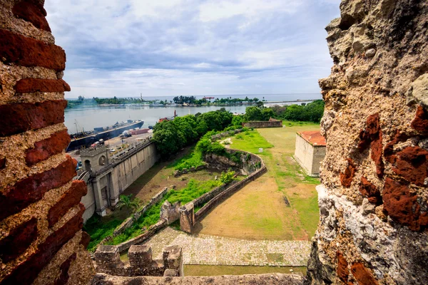 Fortaleza eski şehir surları ve yeni endüstriyel bağlantı noktası Santo Domingo, kale - pencereden görüntüleyin. — Stok fotoğraf
