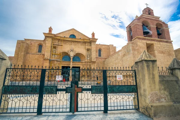 Kathedrale von Santa Maria la Menor in der Kolonialzone von Santo Domingo, Dominikanische Republik — Stockfoto