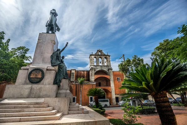 Parque Duarte in the old part of Santo Domingo called Zona Colonial, with colonial building in background — Stock Photo, Image