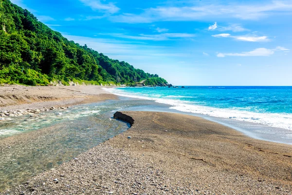 Mynningen av floden till havet på Playa Sana Rafael Beach, Barahona, Dominikanska Republiken — Stockfoto