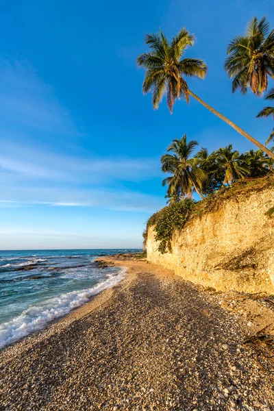 Cliff Beach w pobliżu Barahona tropikalne morze i piaszczyste przodu — Zdjęcie stockowe