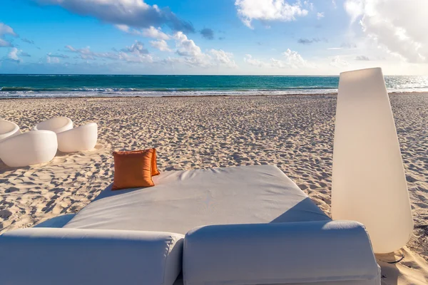 Solstol på stranden med tropiska havet som bakgrund — Stockfoto