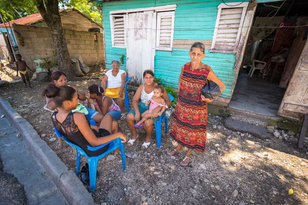 Famille locale non identifiée profitant de la sieste de midi dans un village près de Barahona — Photo