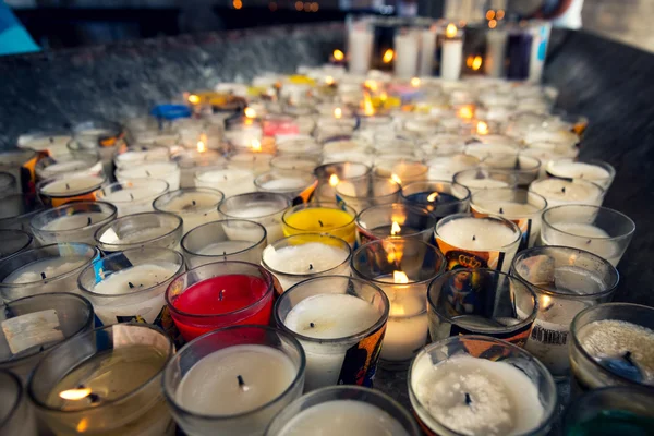 Spalanie religijnych świece przed Katedra Higuey w Republice Dominikańskiej — Zdjęcie stockowe