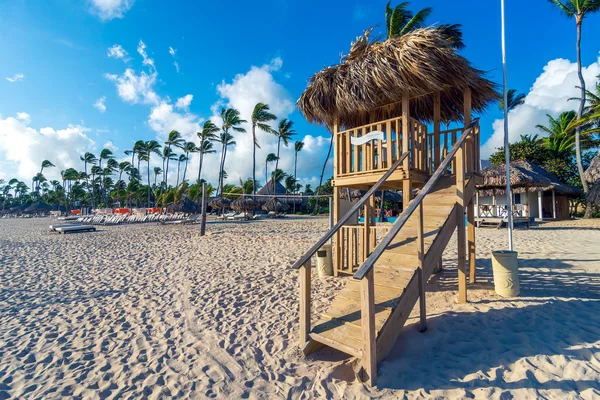 Bademeisterhaus an einem schönen Sommertag mit blauem bewölkten Himmel und Ferienhäusern dahinter. — Stockfoto