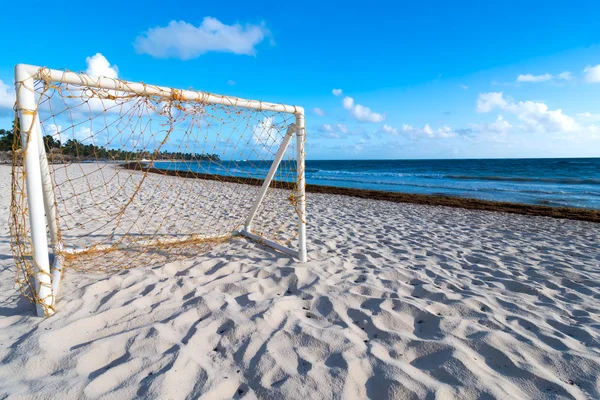 Caribbean Beach, beyaz kum ile futbol gol — Stok fotoğraf