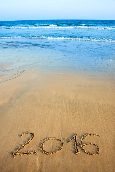 2016 skriven i sand på tropical beach, med havet i bakgrunden — Stockfoto