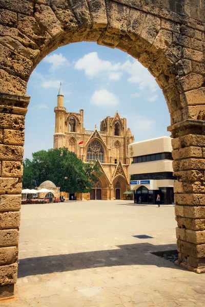 Pessoas não identificadas na praça em frente à igreja em Famagusta, Chipre do Norte — Fotografia de Stock