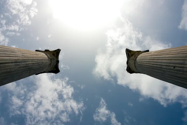 Pilares romanos, com céu e sol como pano de fundo — Fotografia de Stock