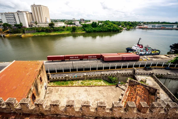 Blick auf den Industriehafen von Santo Domingo und den industriellen Teil der Stadt lizenzfreie Stockbilder