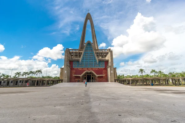 Pessoas não identificadas em frente à basílica Igreja La Altagracia em Higuey, República Dominicana Imagem De Stock