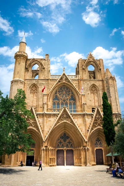 Unbekannte vor einer Kirche in famagusta, Nordzypern Stockbild