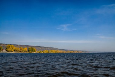 Sonbaharda doğa. Sonbahar nehri boyunca yürü.