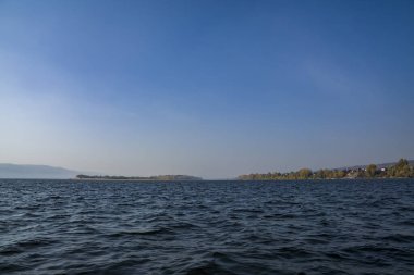Sonbaharda doğa. Sonbahar nehri boyunca yürü.