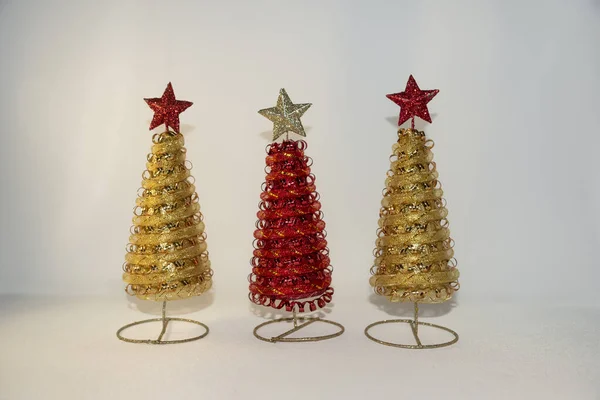 Decoratieve Gouden Rode Kerstboom Met Een Ster Top Het Been — Stockfoto