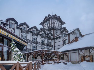 Küçük bir kasabanın varoşlarında, çok katlı, yarı keresteli güzel bir ev.