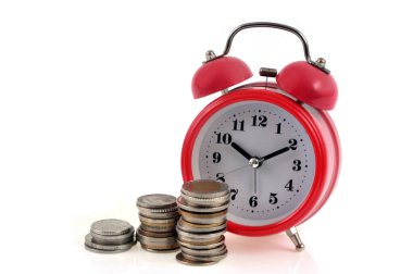 Beyaz arkaplanda bozuk para ve alarm saati yığınları