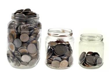 Beyaz arkaplanda bozuk para kavanozları