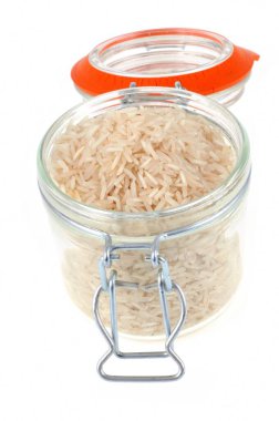 Beyaz arka planda yakın plan ham beyaz pirinç kavanozu 