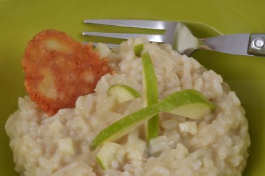 Büyükanne Smith 'in elmalı risotto tabağı, yakın plan peynirli.