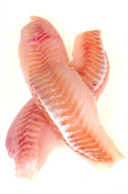 Çiğ morina filetoları beyaz arkaplanı kapatır